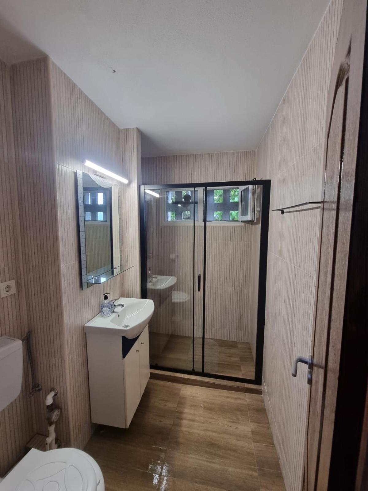 OrşovaApartament Denisアパートメント エクステリア 写真
