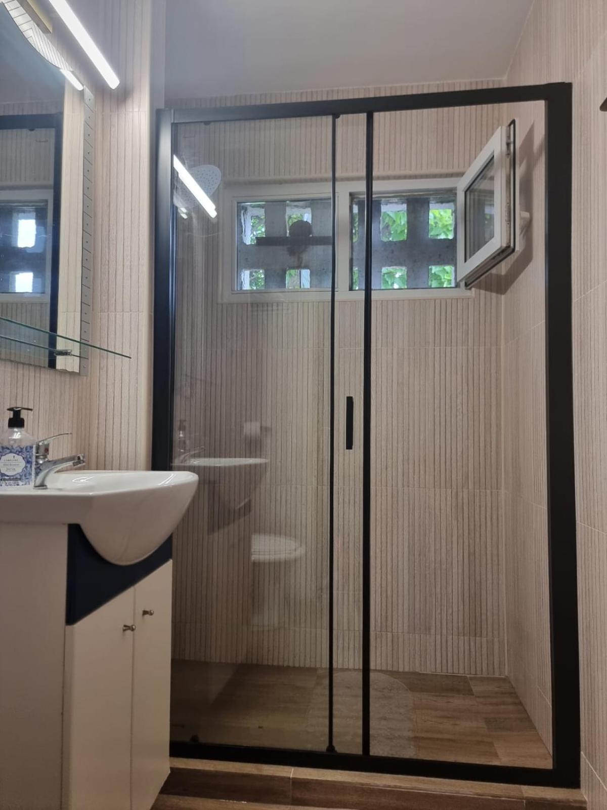 OrşovaApartament Denisアパートメント エクステリア 写真