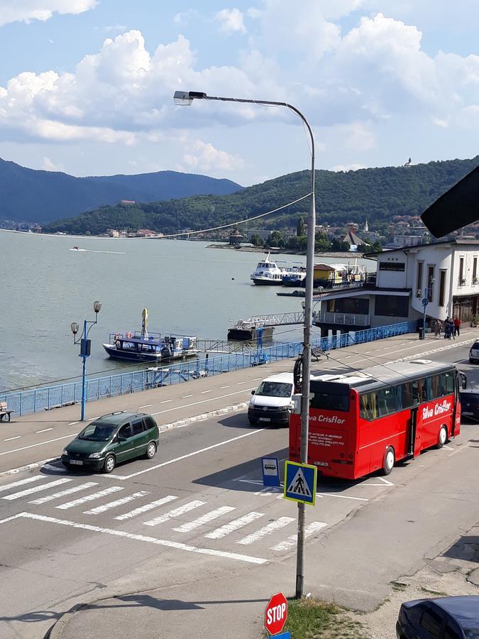 OrşovaApartament Denisアパートメント エクステリア 写真