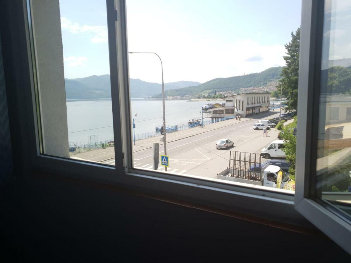 OrşovaApartament Denisアパートメント エクステリア 写真