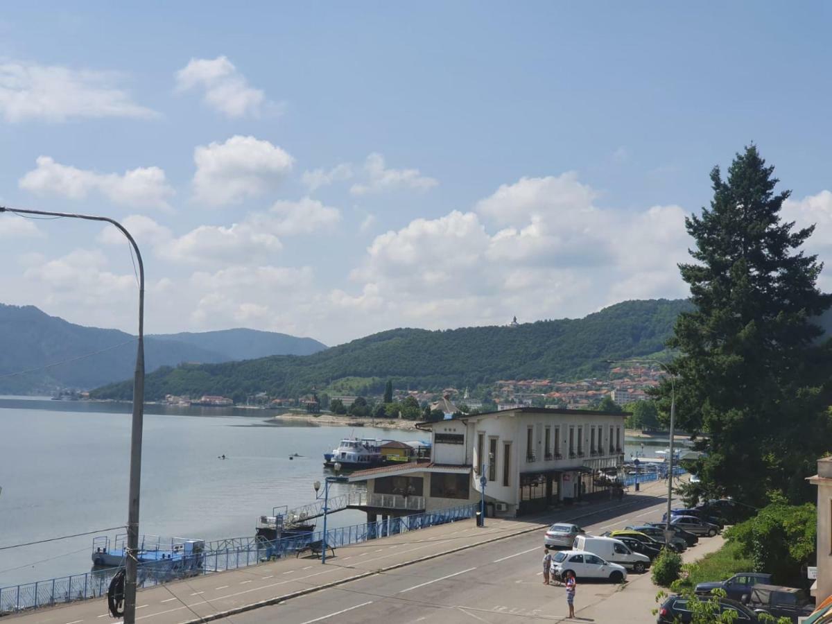 OrşovaApartament Denisアパートメント エクステリア 写真