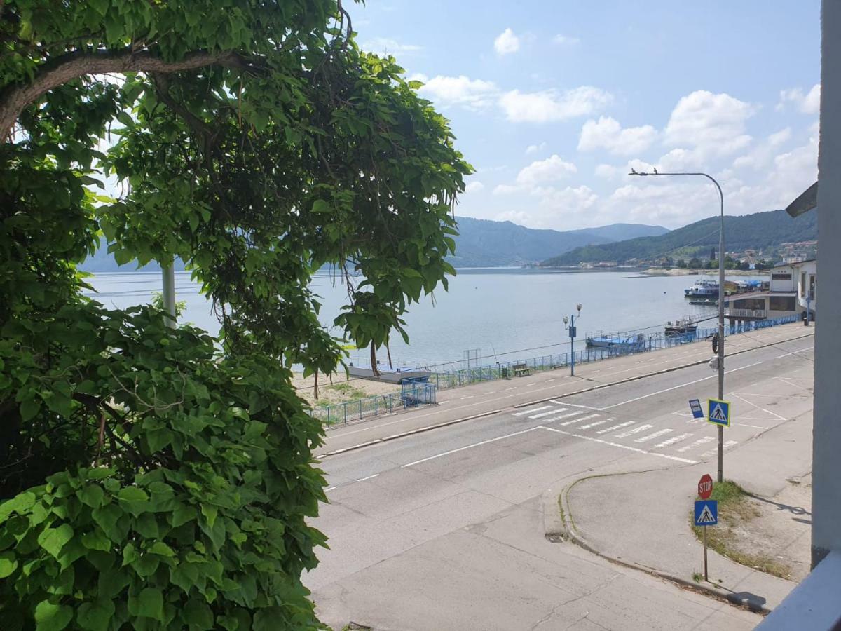 OrşovaApartament Denisアパートメント エクステリア 写真