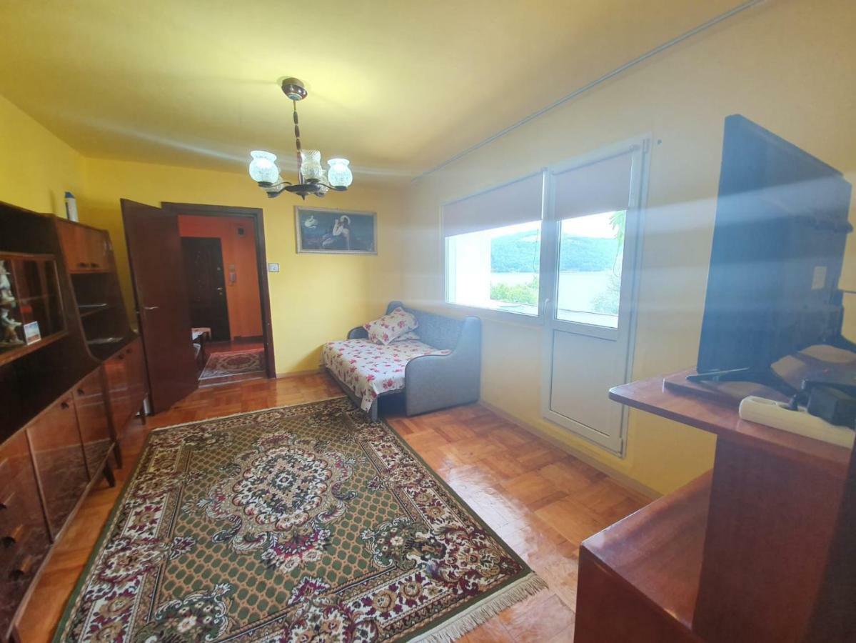 OrşovaApartament Denisアパートメント エクステリア 写真