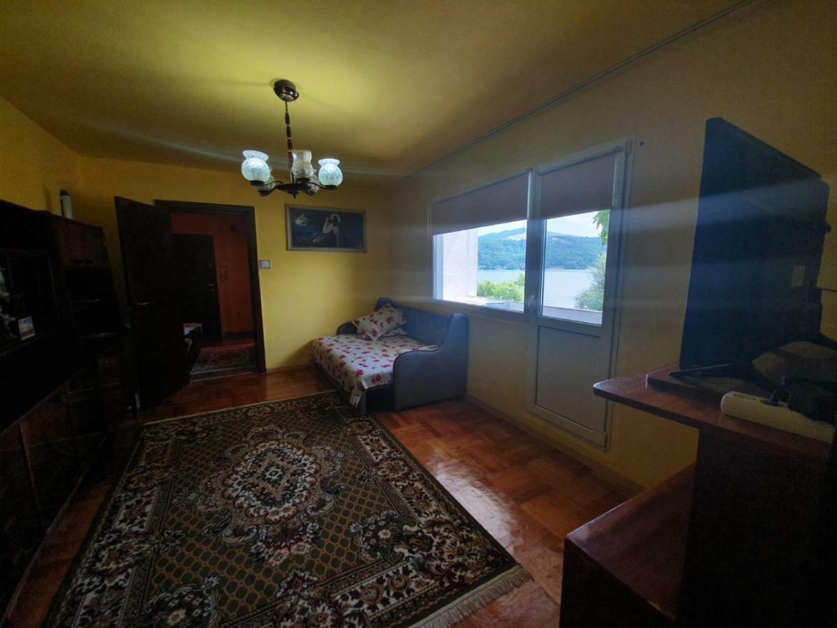 OrşovaApartament Denisアパートメント エクステリア 写真