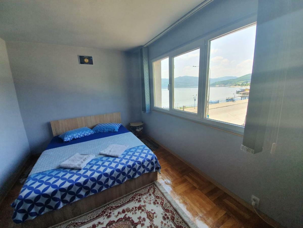 OrşovaApartament Denisアパートメント エクステリア 写真