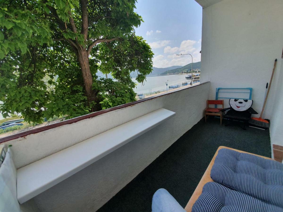 OrşovaApartament Denisアパートメント エクステリア 写真